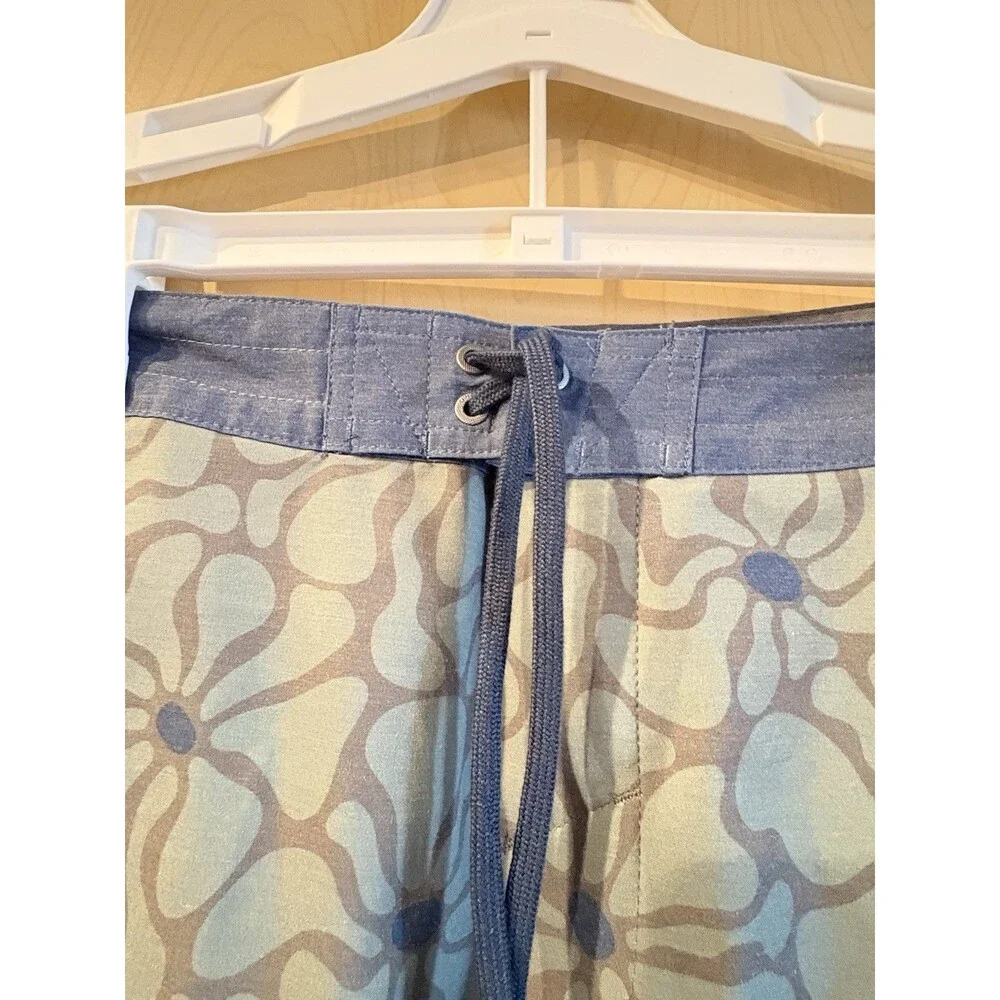 O'Neill Men's OG Print Scallop board shorts in a grey flora
